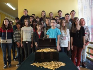 Przedstawiciele_klas_prezentuja_zebrane_w_szkole_monety